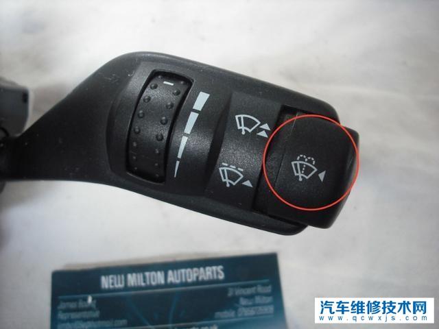 汽车挡风玻璃喷水键在哪?