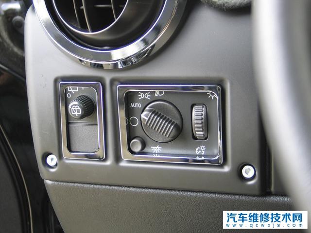 汽车挡风玻璃喷水键在哪?