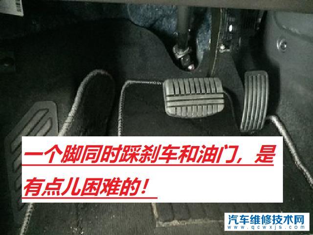 自动挡的车刹车和油门用一只脚吗还是两个脚