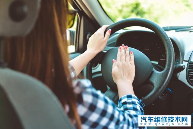 开车单手打方向盘技巧