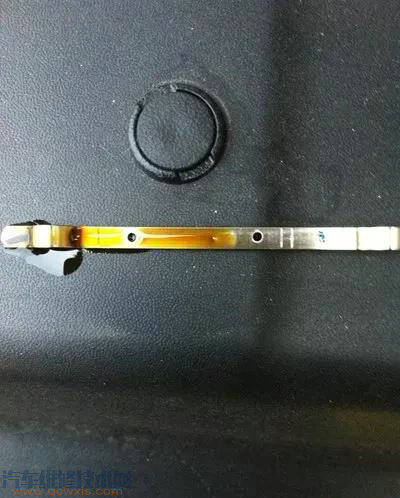 发送机怠速时拔机油尺会对发动机造成损害吗