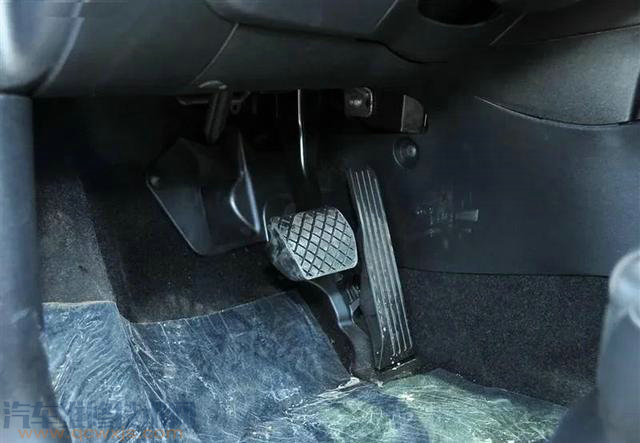 自动挡车如何避免把油门当刹车?
