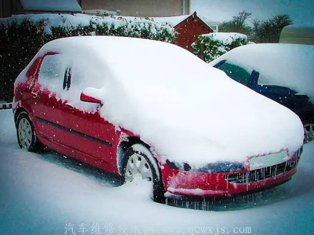 下雪了，车窗上的冰雪怎么清除