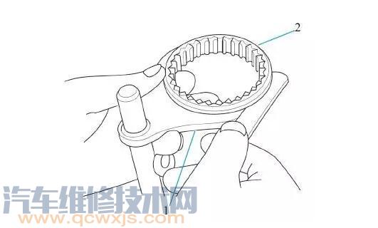 检查变速器换挡拨叉间隙