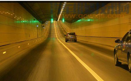 车辆驶入​隧道行驶注意事项​:车辆驶入双向行驶隧道前，应开启什么灯？