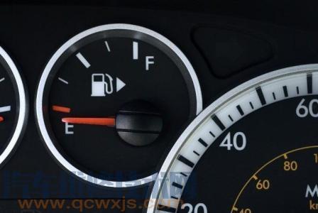 燃油量不足时要尽快加油否则会伤车：损坏汽油泵