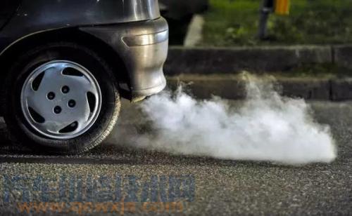 汽车排气管冒白烟，冷车时严重，热车后就不冒白烟了怎么回事