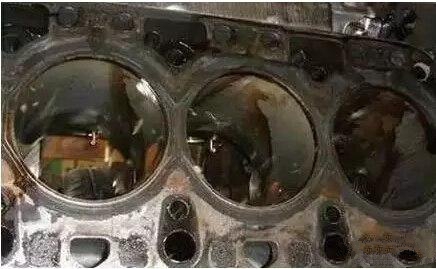 发动机气缸磨损的症状 气缸磨损的原因与排除