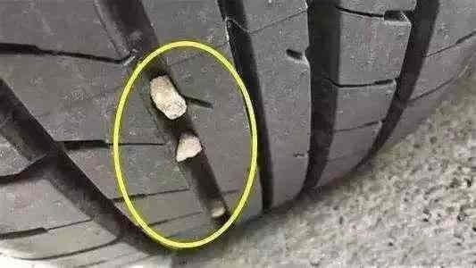 轮胎里面卡进小石子应该怎么办