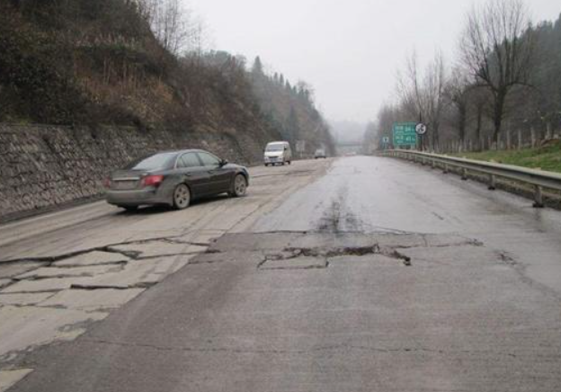 道路原因导致的爆胎，怎么找路政索赔