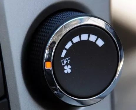 带自动空调系统的车怎么关闭空调？