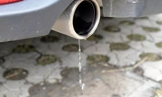 汽车排气管会滴水是怎么回事？