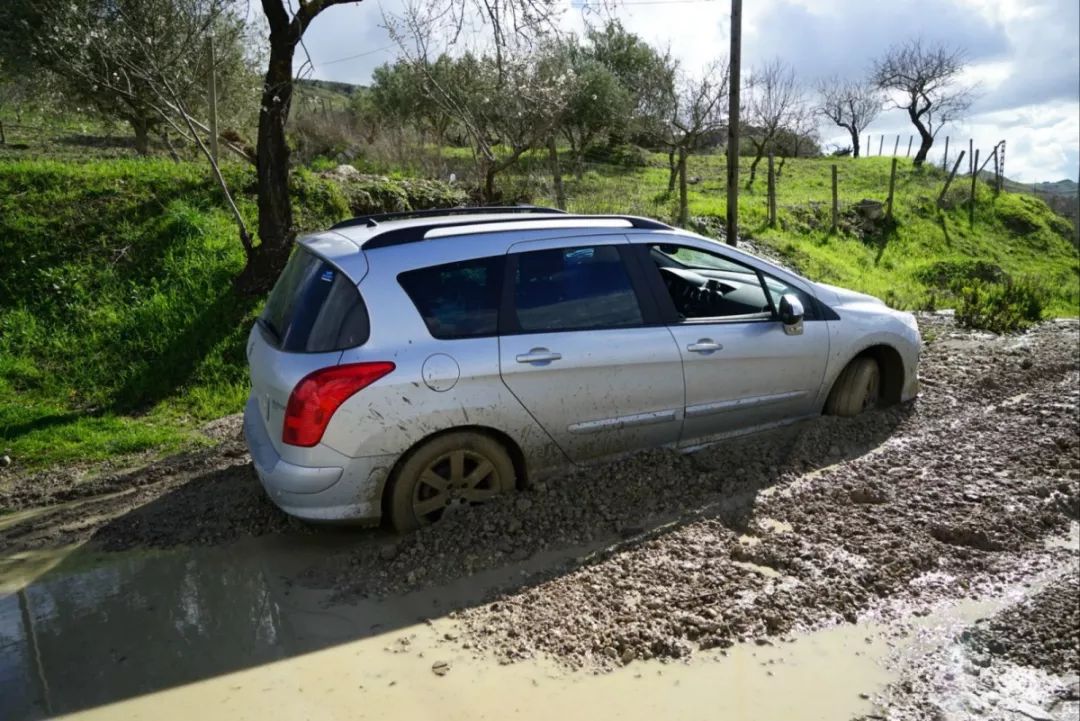 汽车陷入泥坑打滑了该怎么办？