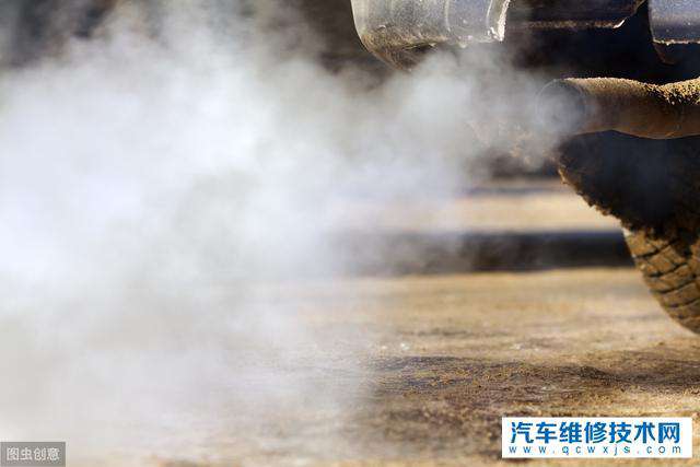 汽车排气管冬天冒白烟的量跟三元催化有关系么？