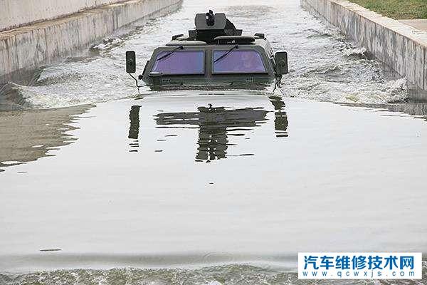 汽车经过涉水道路，中途为什么不得停车和换挡？