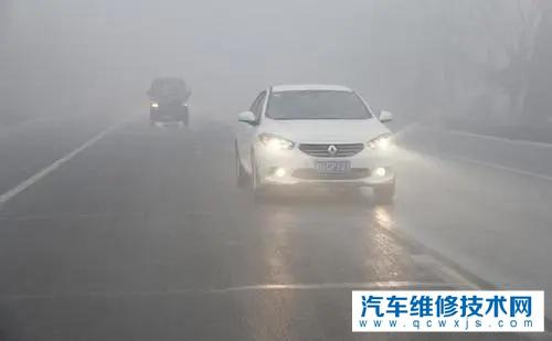 【在高速公路上下暴雨怎么办？高速公路暴雨开车要注意什么】图2