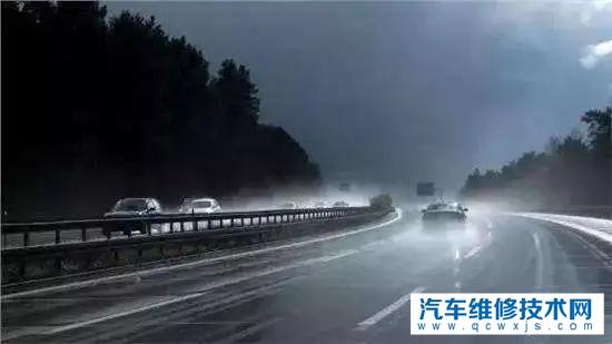 【在高速公路上下暴雨怎么办？高速公路暴雨开车要注意什么】图4