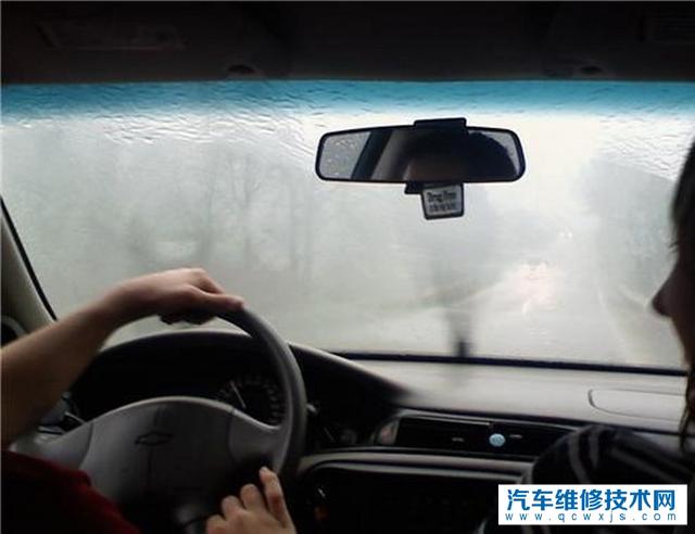 雨天汽车开了十几分钟车头起雨雾正常吗？