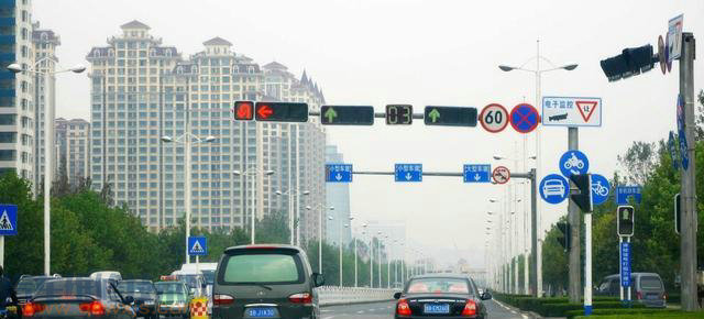 直行绿灯左转红灯，在左转车道直行算闯红灯吗？