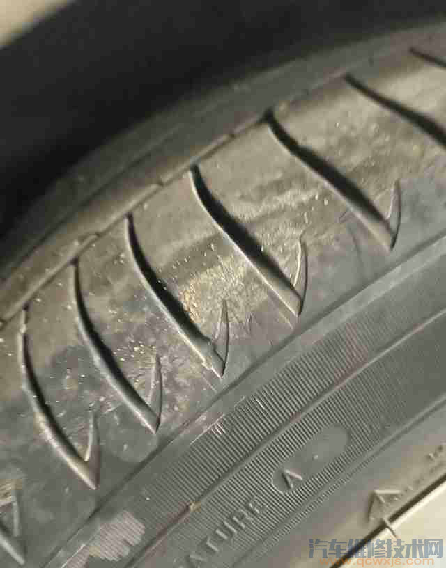 轮胎里的小石子需不需要清理出来？