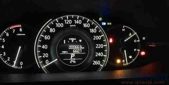 【当油表灯亮了还能行驶多少公里？对车有伤害吗？】图2