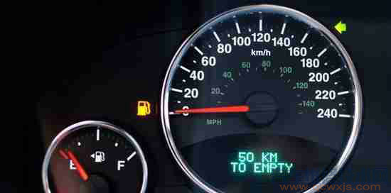 【当油表灯亮了还能行驶多少公里？对车有伤害吗？】图4