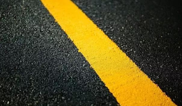 【马路上黄色实线和白色实线、双黄线的区别是什么？】图1