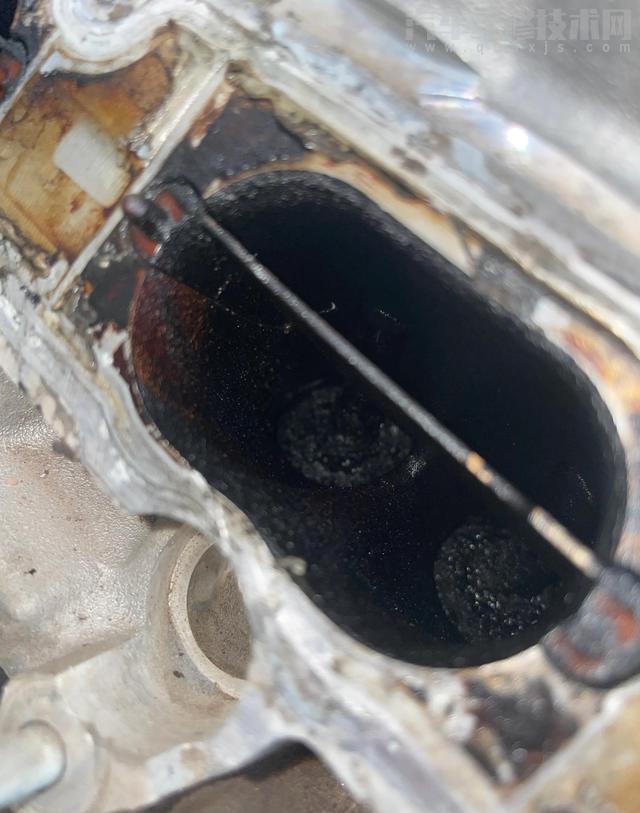 发动机烧机油如何分辨是气门油封漏油还是活塞环间隙大？