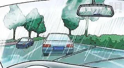 【下雨天开车开什么灯？雨天车灯正确使用方法】图1