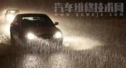 【下雨天开车开什么灯？雨天车灯正确使用方法】图3