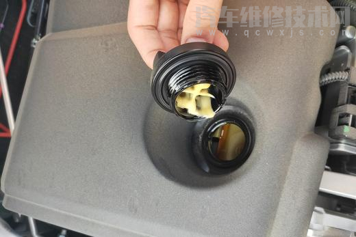 【机油散热器漏油的原因 机油散热器漏油的维修案例 】图3