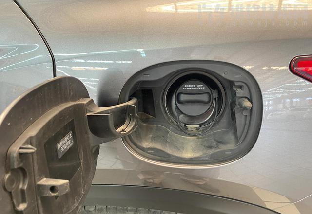 【汽车油量指示灯亮起再继续行驶会损坏油泵吗？】图1
