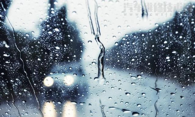 汽车雨刷一般使用多久时间需要更换？