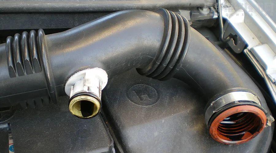 发动机进气管内有机油的原因分析和故障排除方法