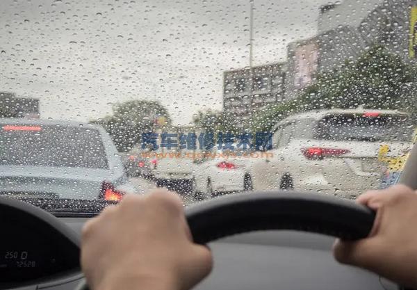 汽车雨天前挡风玻璃模糊怎么处理