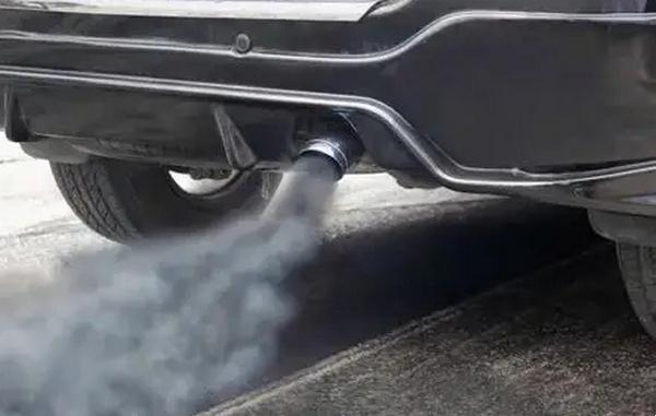 汽车排气管冒好大的黑烟