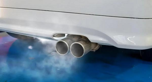 汽车排气管冒什么烟正常