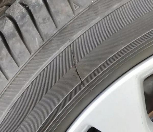 汽车轮胎有小裂纹需要更换吗