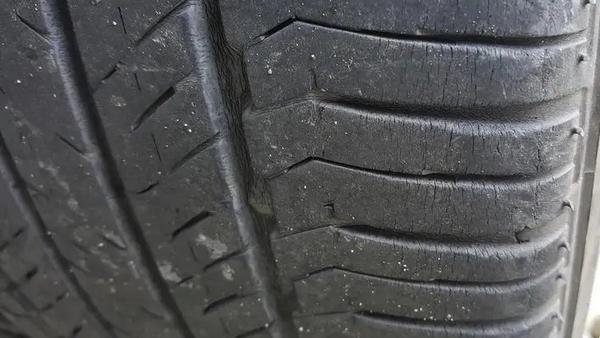汽车轮胎凹槽有裂纹需要更换吗