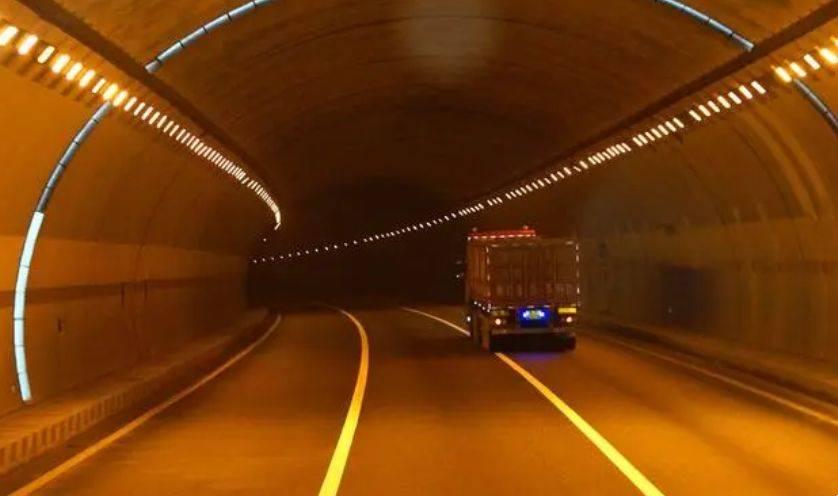 开车过隧道到底该不该开灯。
