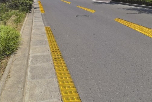 路边凹凸的黄色线是什么意思