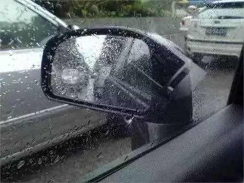 下雨天，车窗有水珠看不见后视镜该怎么处理？
